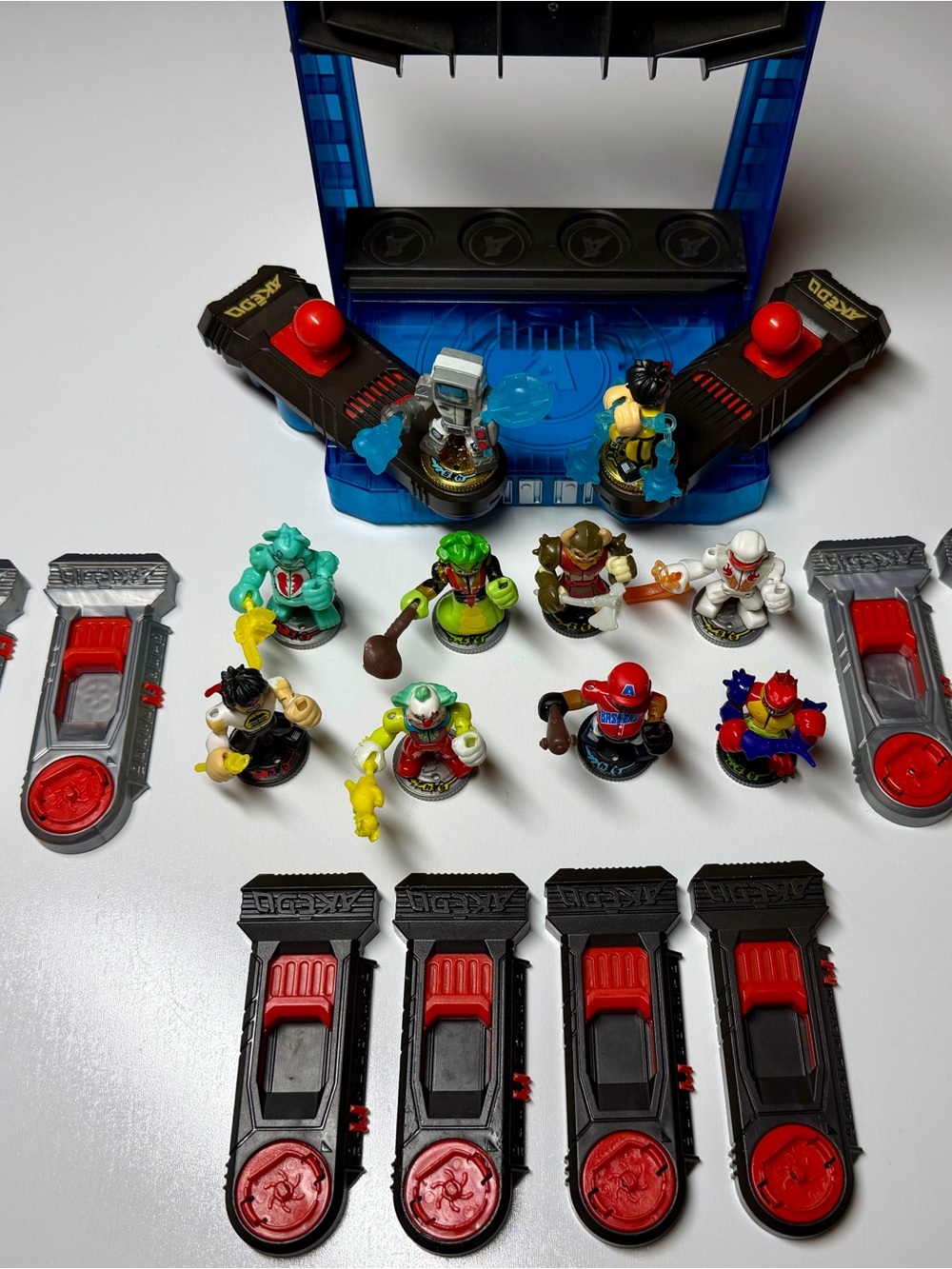 Akedo Ultimate Arcade Battle Arena Lot 10 Figures 10 Controller Split Strike toy